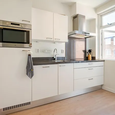 Stunning Artist Zen Guest At Heart Of Amsterdam