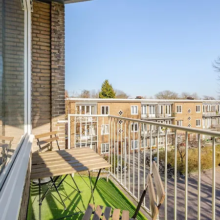 Stunning Artist Zen Guest At Heart Of *