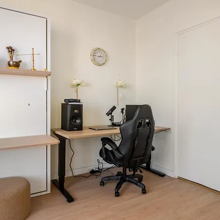 Stunning Artist Zen Guest At Heart Of Amsterdam