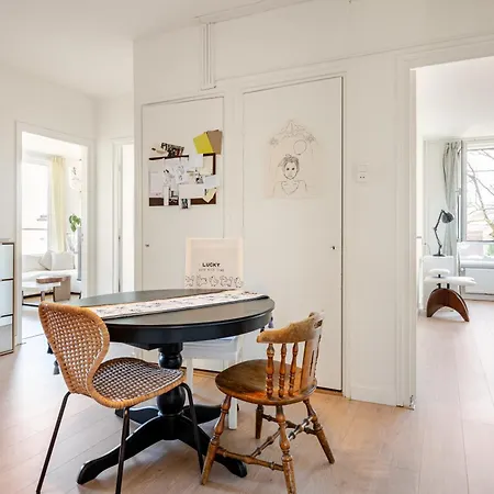 Stunning Artist Zen Guest At Heart Of Amsterdam
