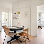 Stunning Artist Zen Guest At Heart Of Amsterdam